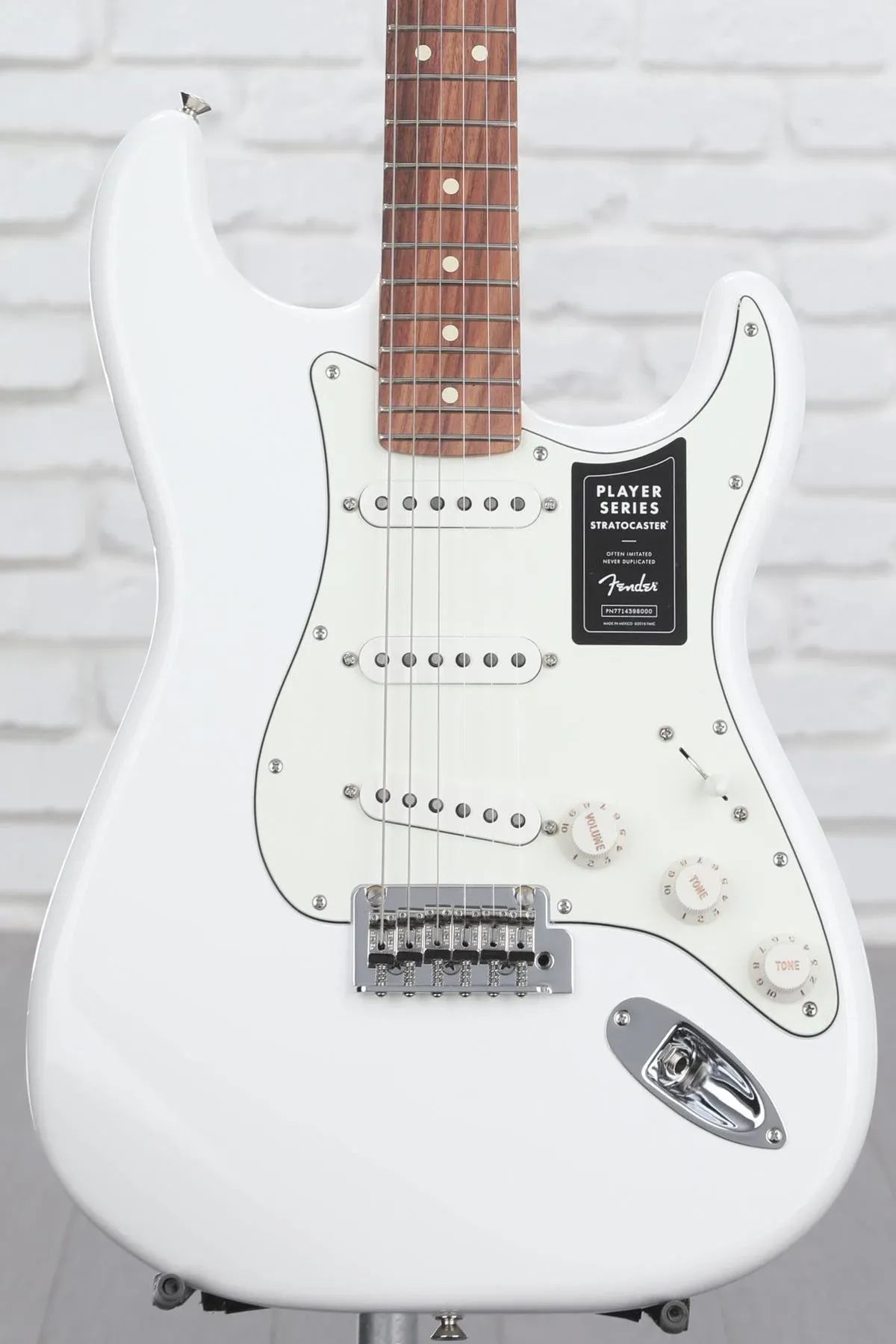 

Fender Player Stratocaster — полярный белый с накладкой на гриф Pau Ferro