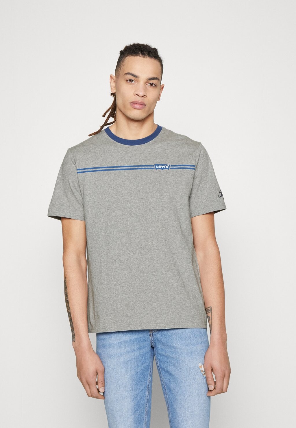 

Футболка с принтом Levi's, серый меланж