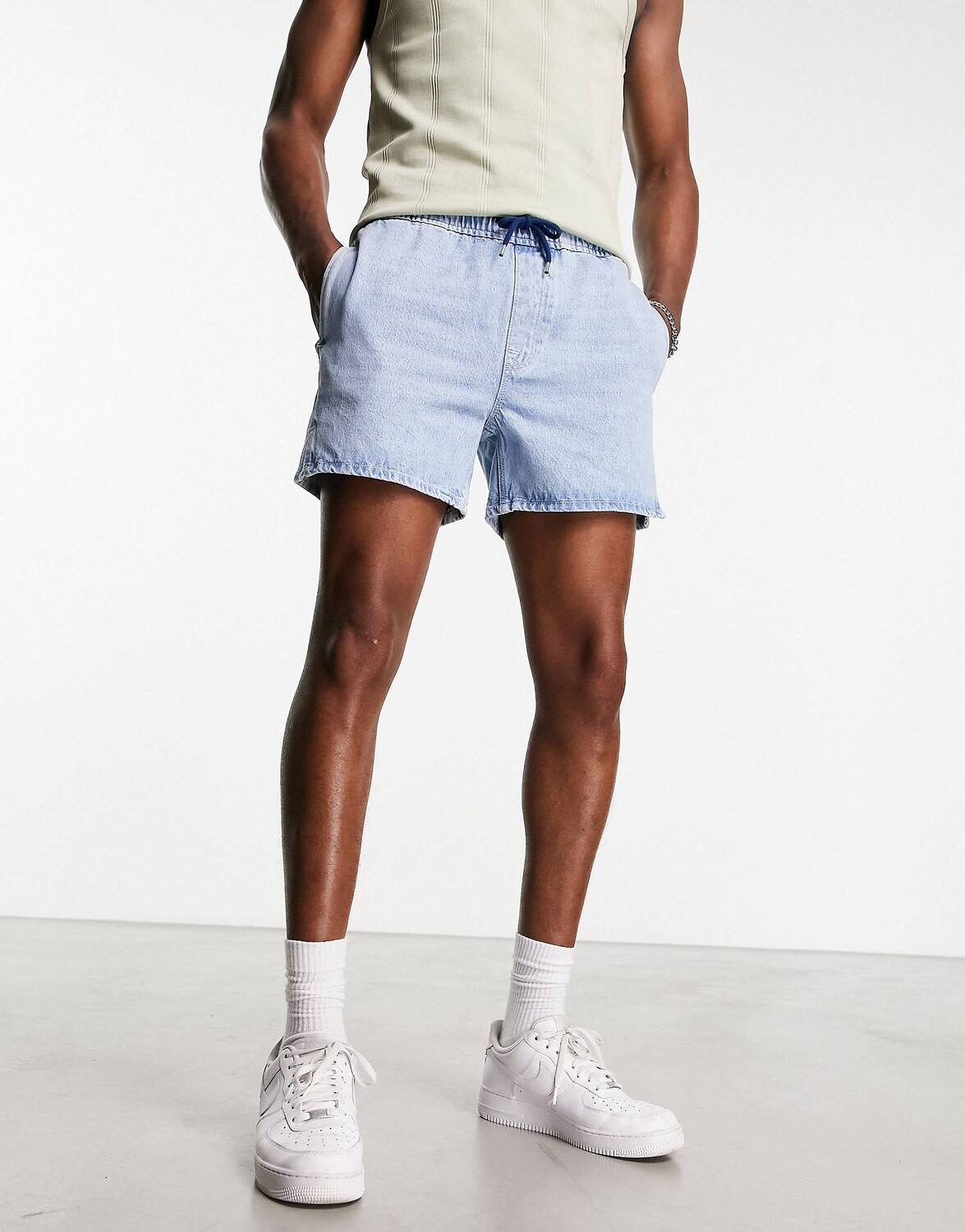 

Светло-голубые джинсовые шорты без застежки ASOS DESIGN