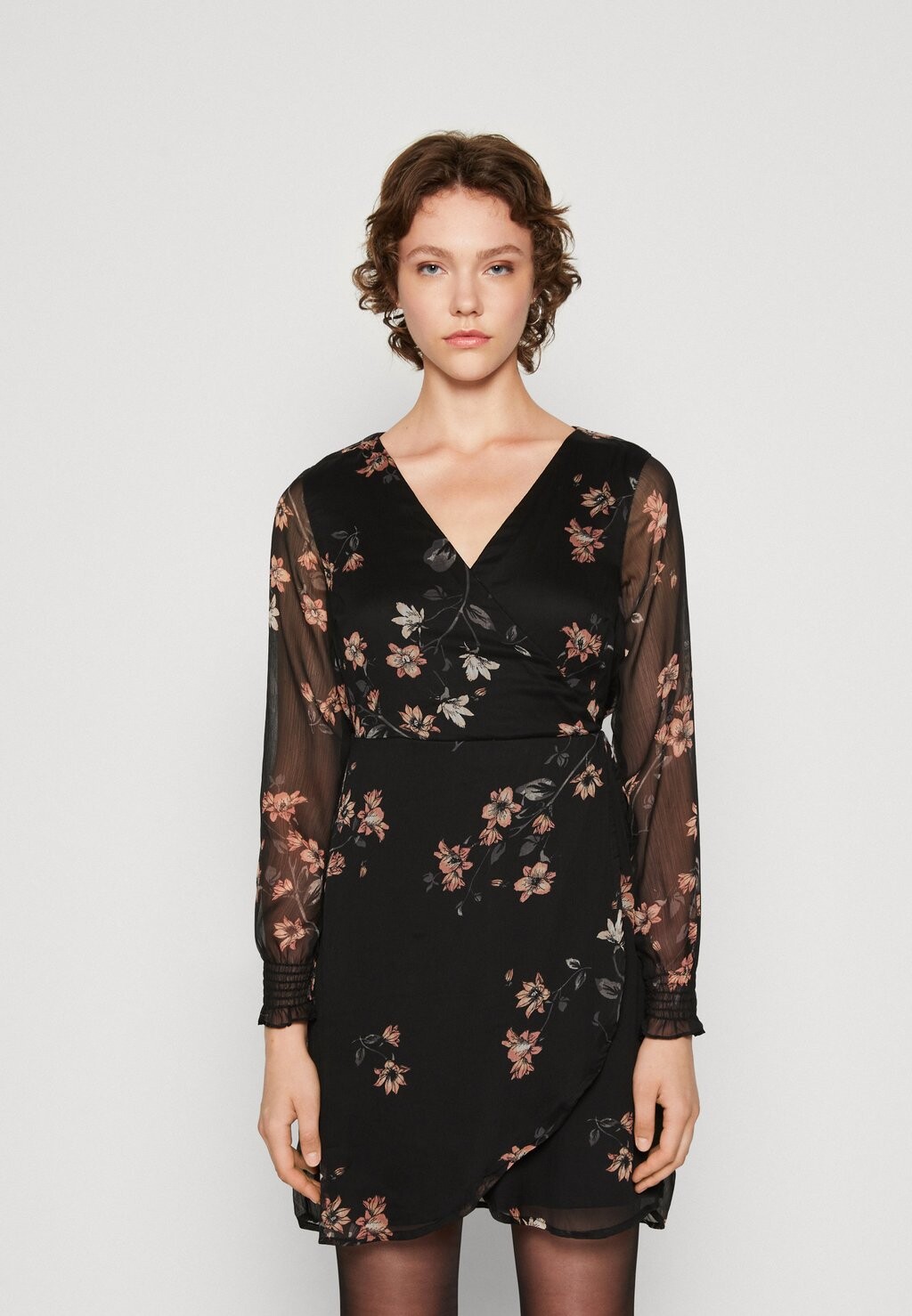 

Летнее платье Vmmarya Wrap Short Dress Vero Moda, цвет black/kaya