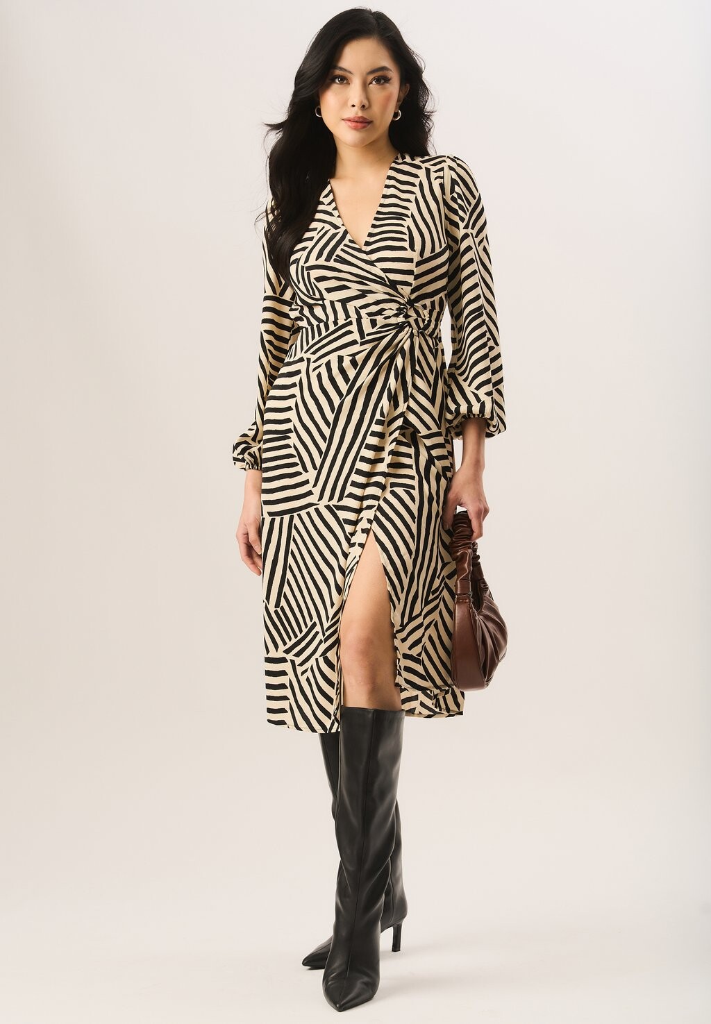 

Дневное платье GEO PRINT ASSYMETRIC HEM WRAP MIDI GINI LONDON, бежевый