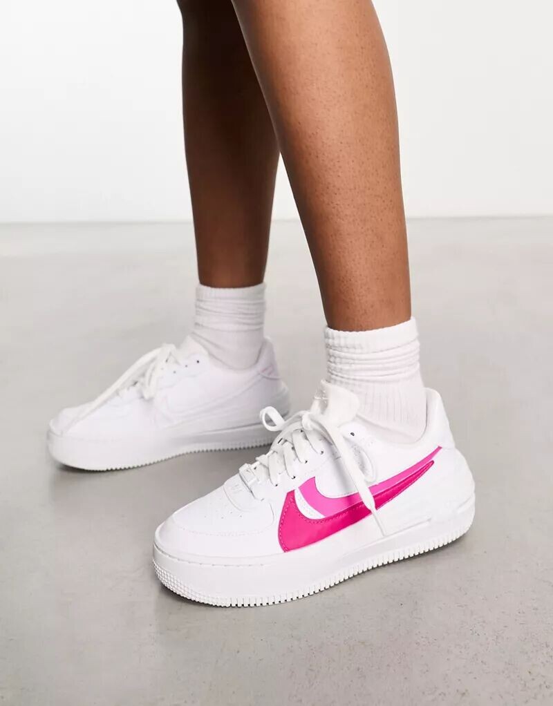

Белые и ярко-розовые кроссовки Nike Air Force 1 PLT.AF.ORM