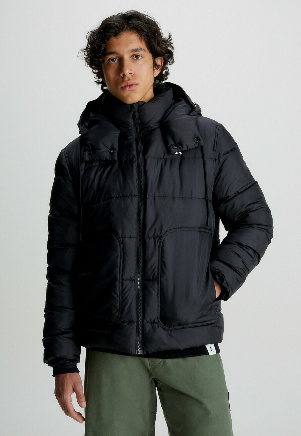 

Куртка Calvin Klein Jeans ЛЕГКИЙ ПУФФ С ЛОГОТИПОМ, цвет ck black