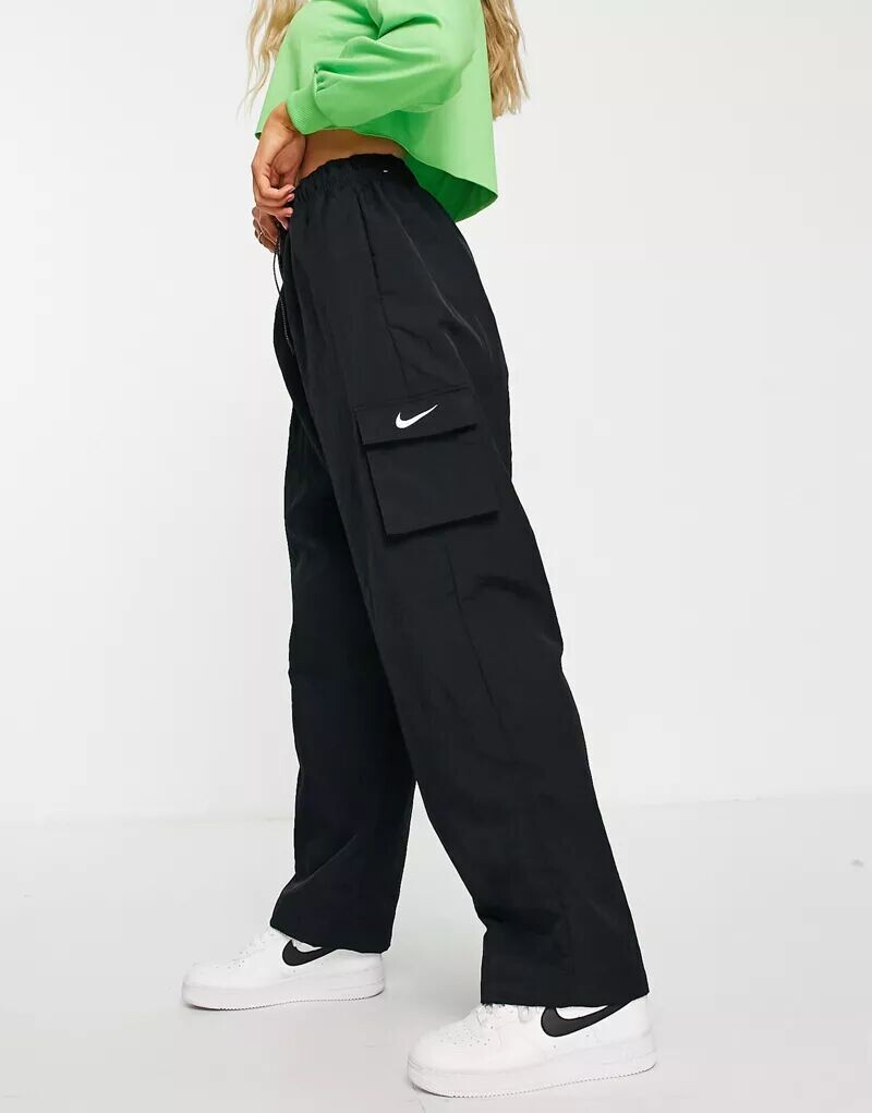 

Nike — черные брюки-карго с небольшим логотипом