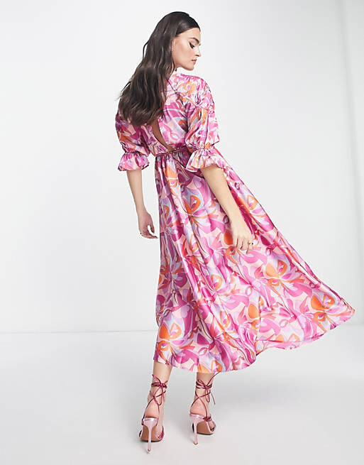 

Атласное платье миди с глубоким вырезом и сборками ASOS DESIGN