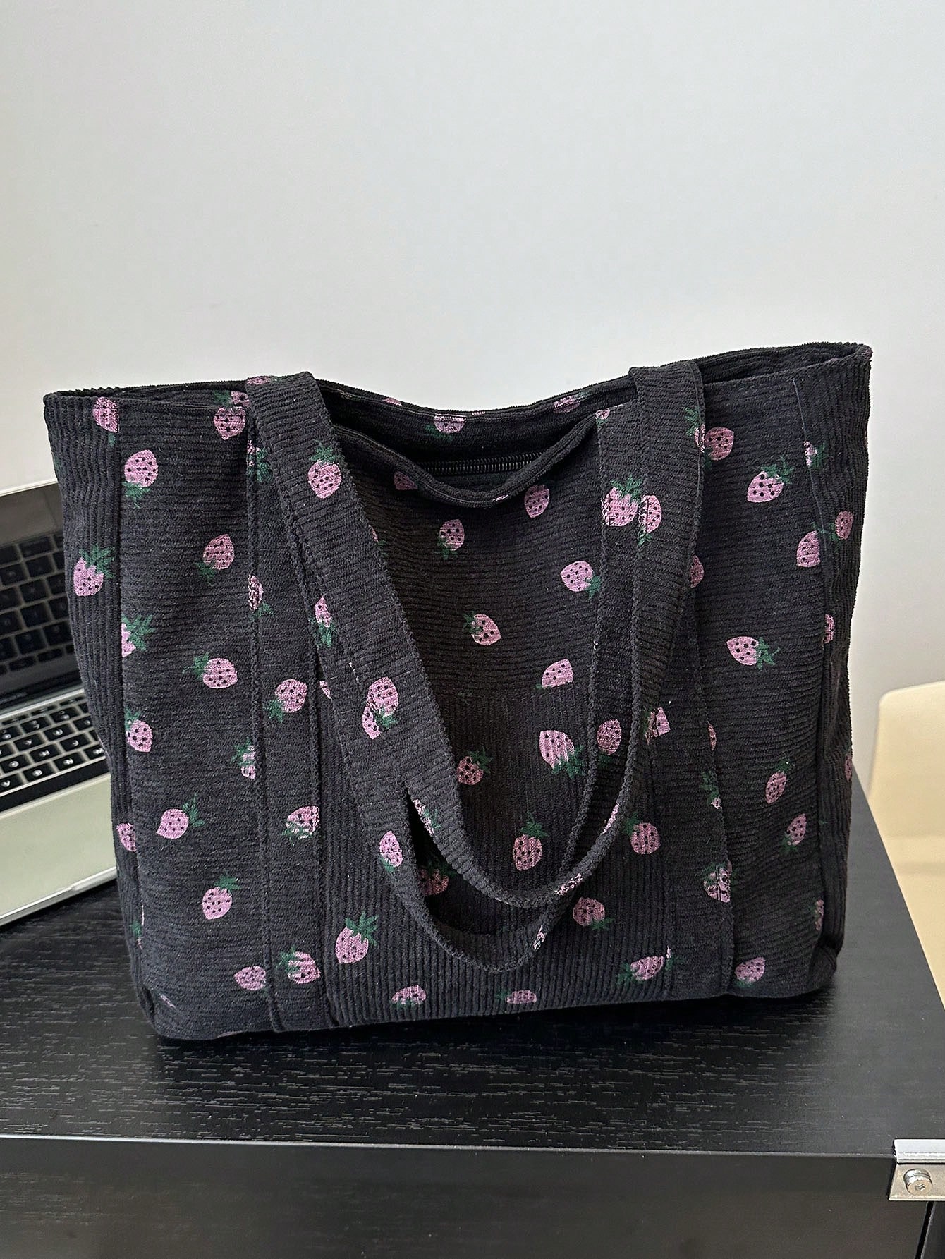 цена 1 шт. минималистичная модная тканевая сумка-тоут с принтом и молнией, черный