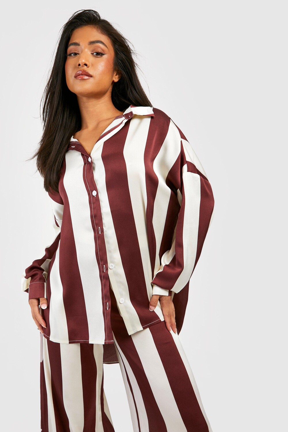 

Рубашка оверсайз из атласной полоски petite Boohoo, шоколадный