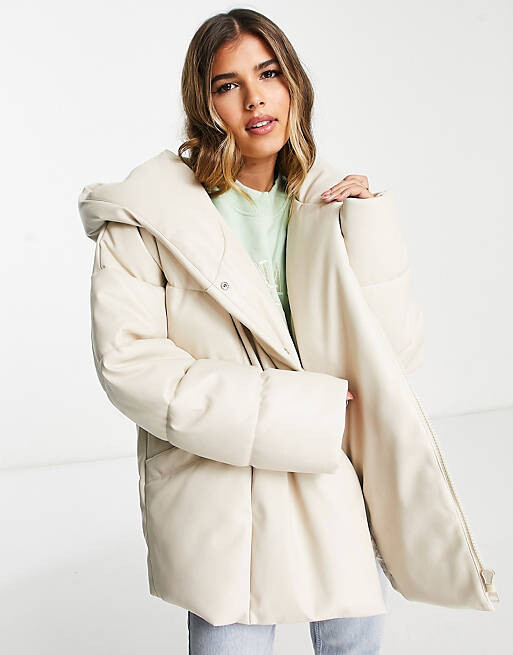 

Объемный пуховик из искусственной кожи Stradivarius цвета экрю