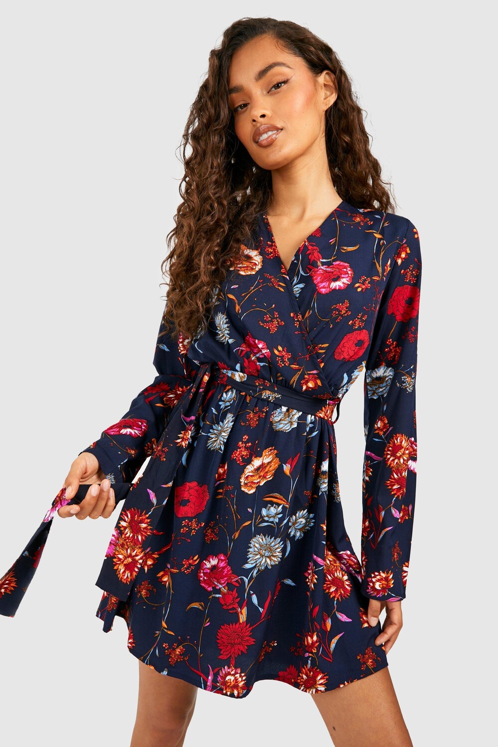 

Мини-платье с цветочным запахом передней части Boohoo, черный