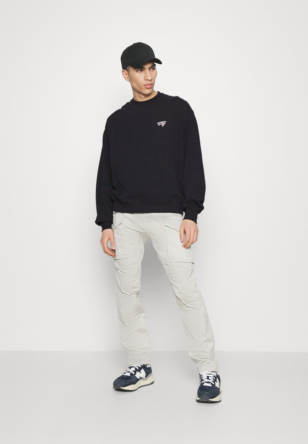 

Толстовка Tommy Jeans BOXY SIGNATURE CREW UNISEX, темно-синий