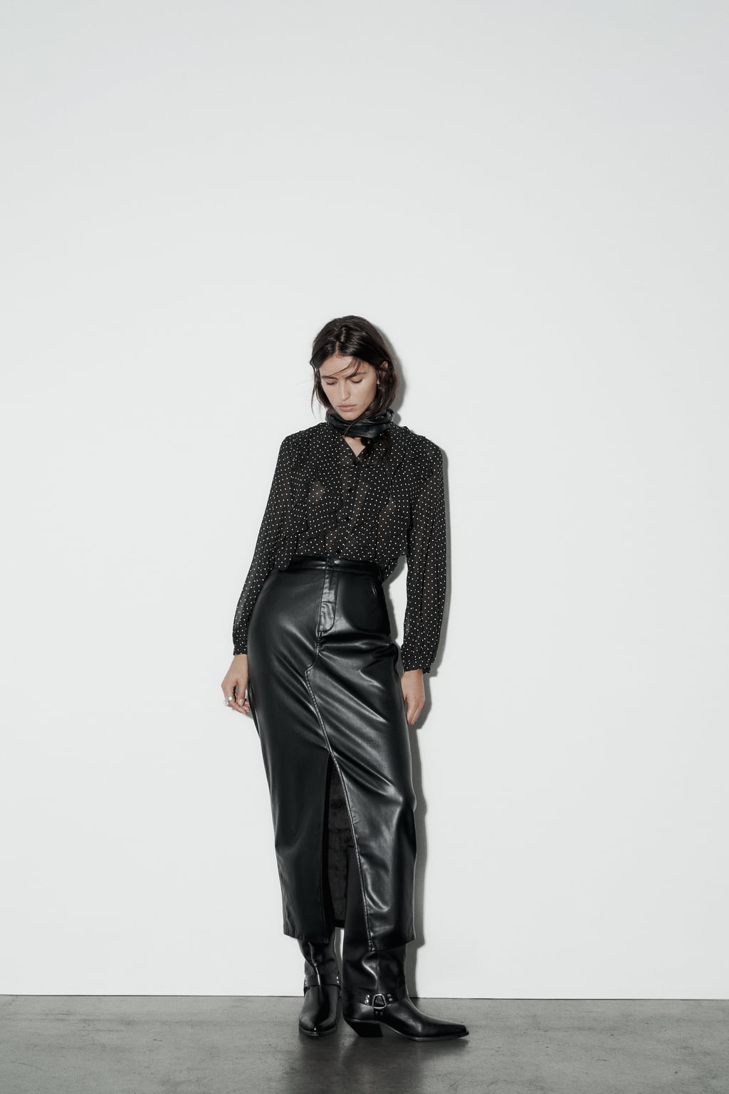 

Рубашка в горошек с рюшами ZARA, черный