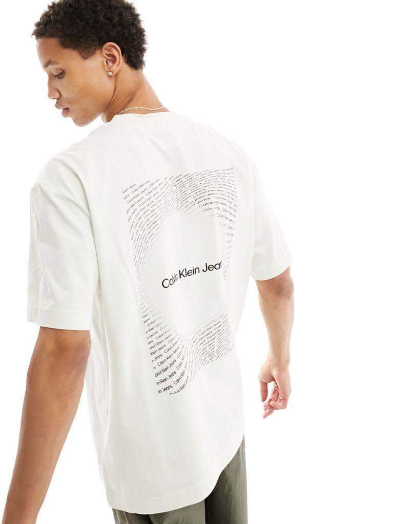

Светло-зеленая футболка с квадратным логотипом Calvin Klein