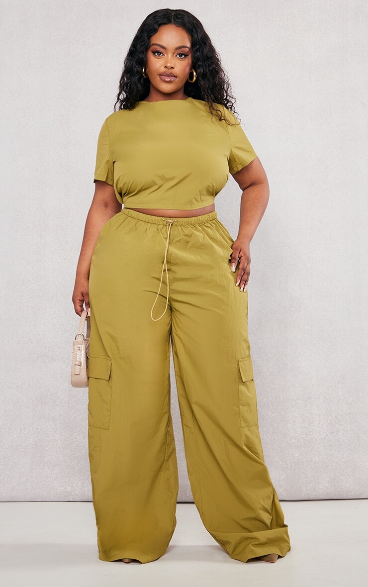 

PrettyLittleThing Широкие брюки карго из нейлона оливкового цвета Plus, Зеленый