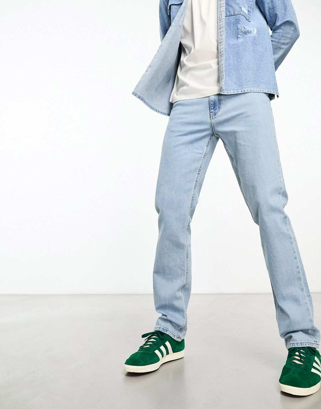 

Светлые эластичные джинсы прямого кроя ASOS DESIGN
