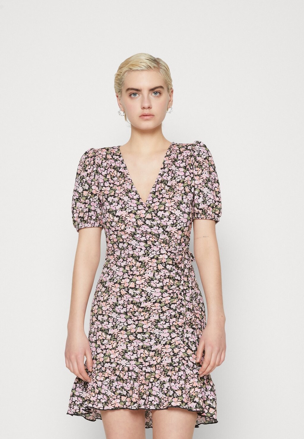

Летнее платье Gina Tricot