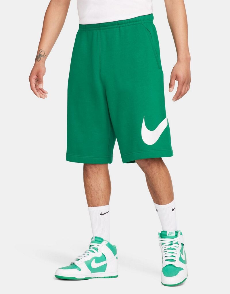 

Nike Club – зеленые шорты с графическим рисунком