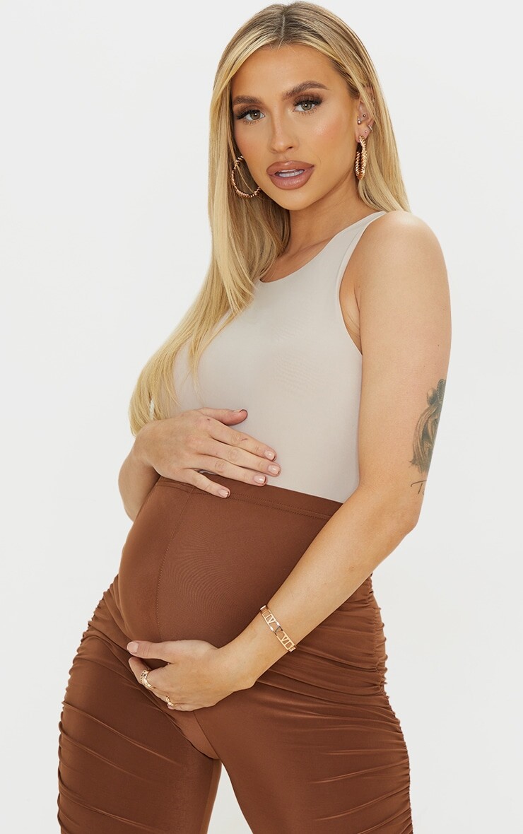 

PrettyLittleThing Облегающее боди без рукавов с воротником-борцовкой для беременных Stone