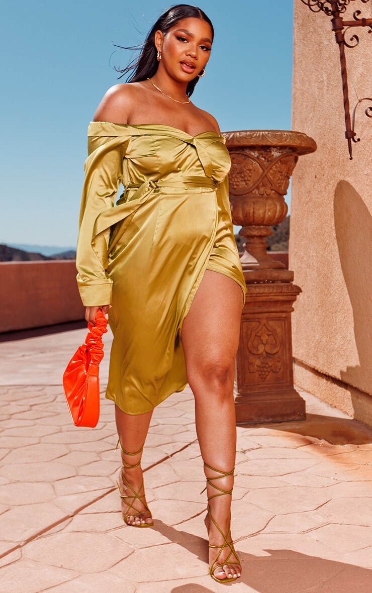 

PrettyLittleThing Оливковое атласное платье миди с открытыми лацканами и запахом