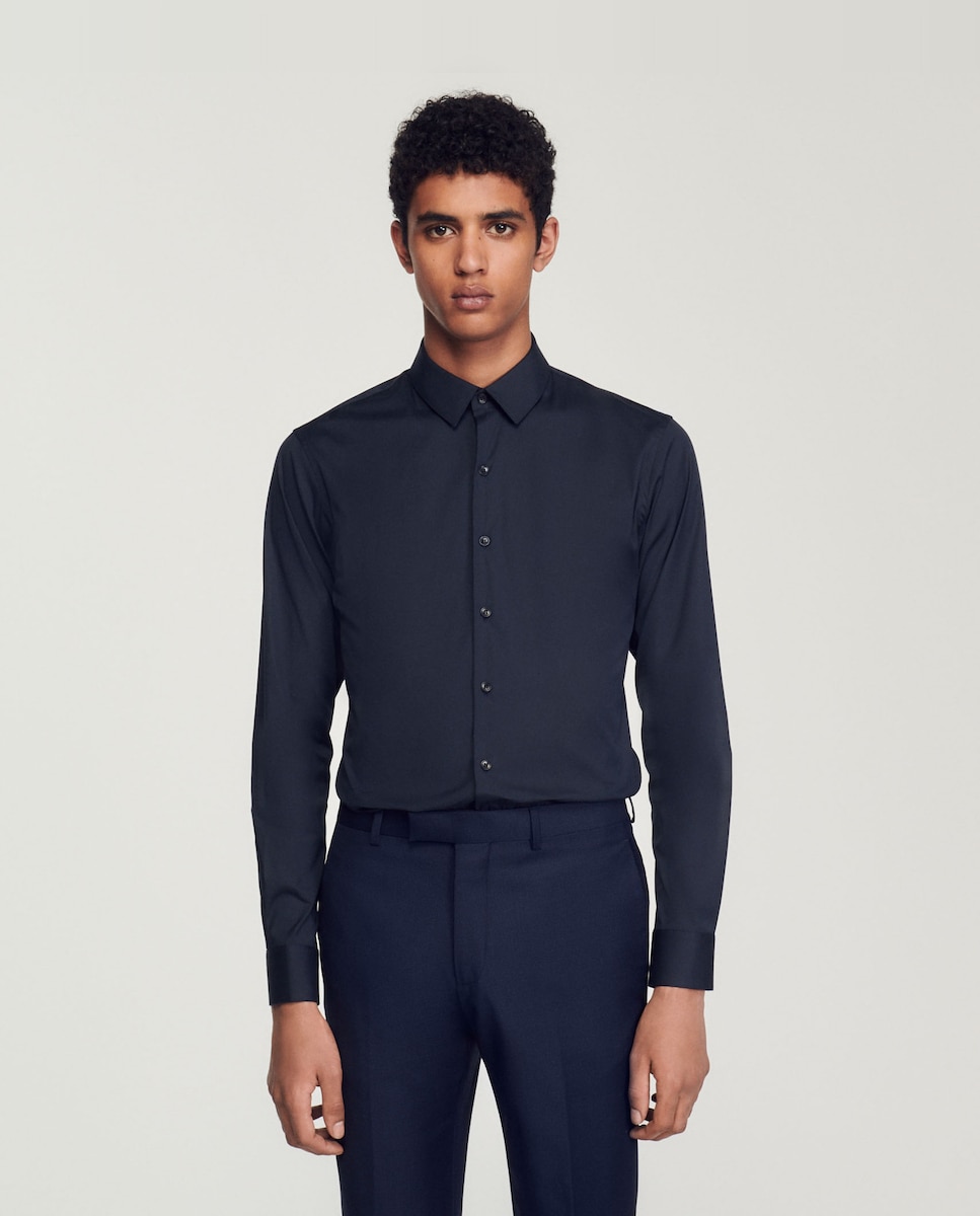 Однотонная мужская рубашка приталенного кроя темно-синего цвета Sandro, темно-синий цена и фото