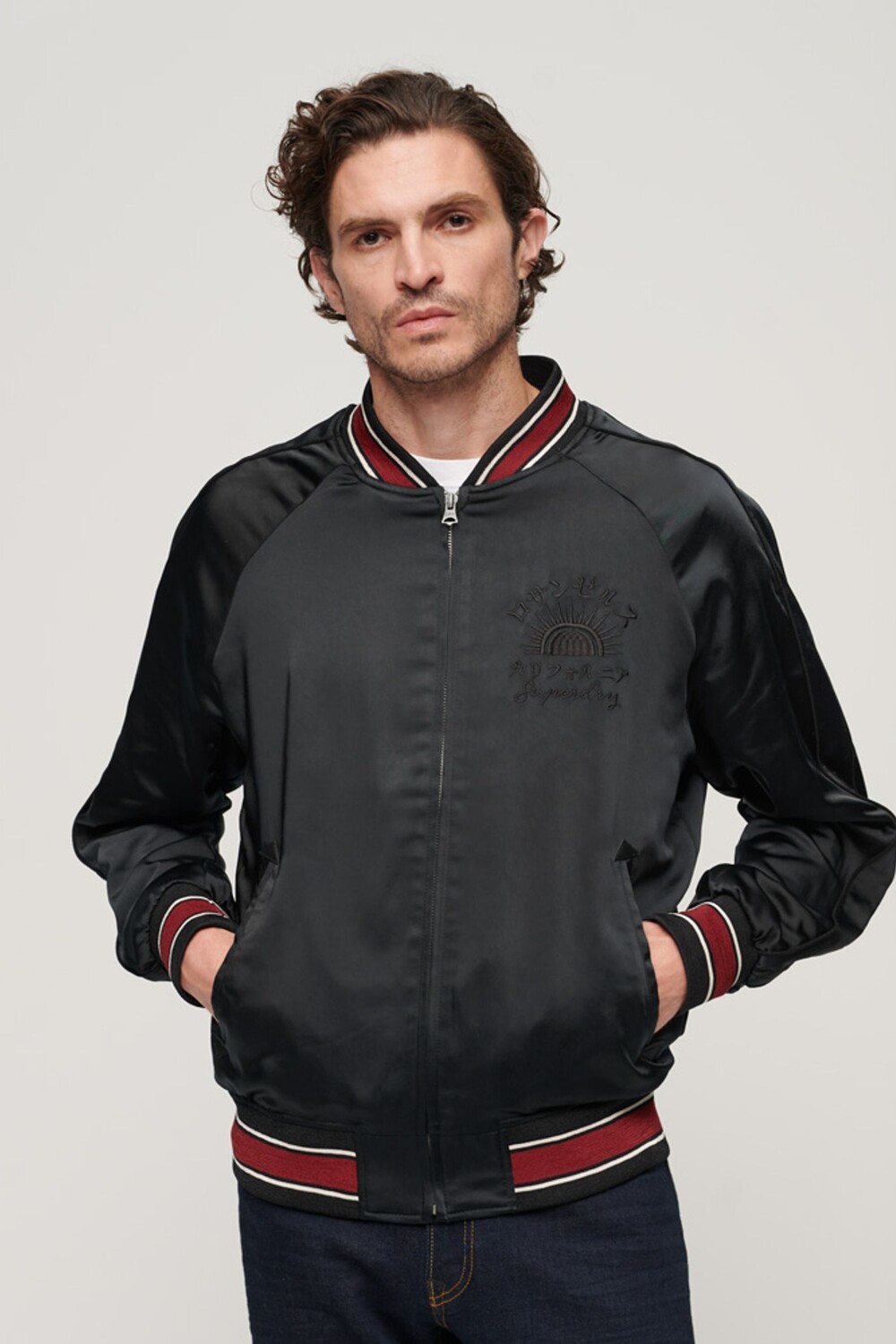 

Бомбер Sukajan с вышивкой Superdry, серый