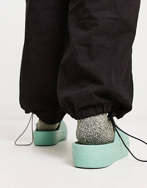 

Босоножки на платформе Crocs из нефрита