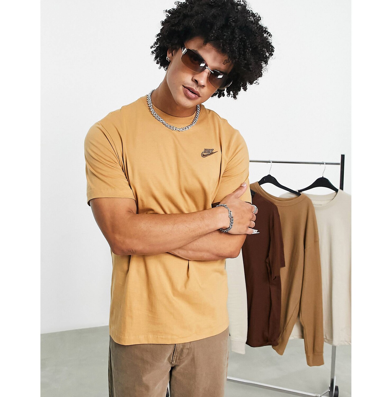 

Футболка Nike Club из элементарного золота