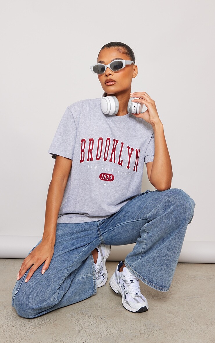 

PrettyLittleThing Серая футболка с принтом Brooklyn, Серый
