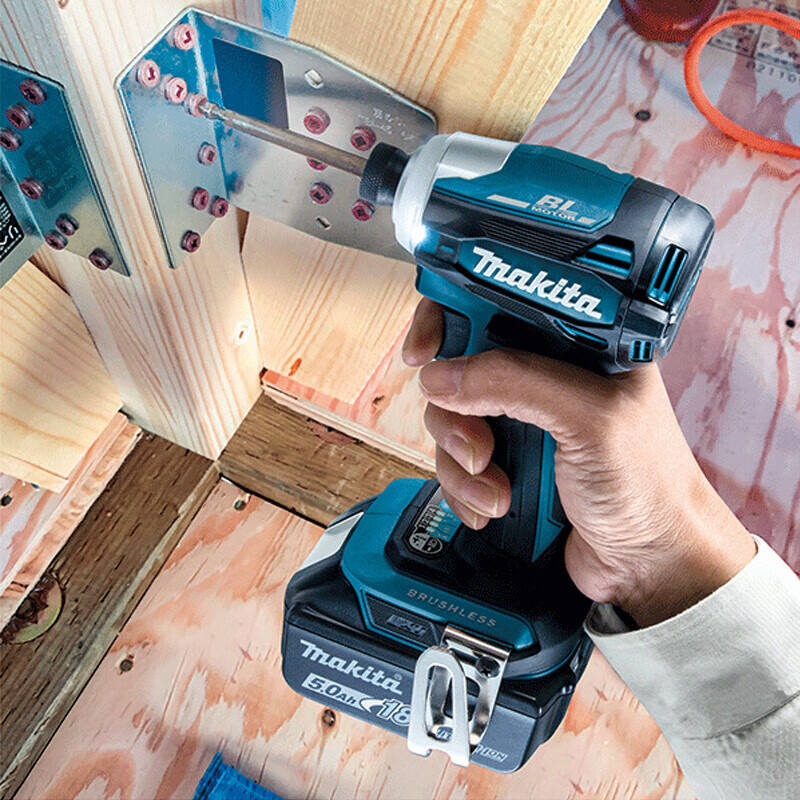 Отвертка аккумуляторная Makita DLX2476TX1 + полировальная машина DGA406