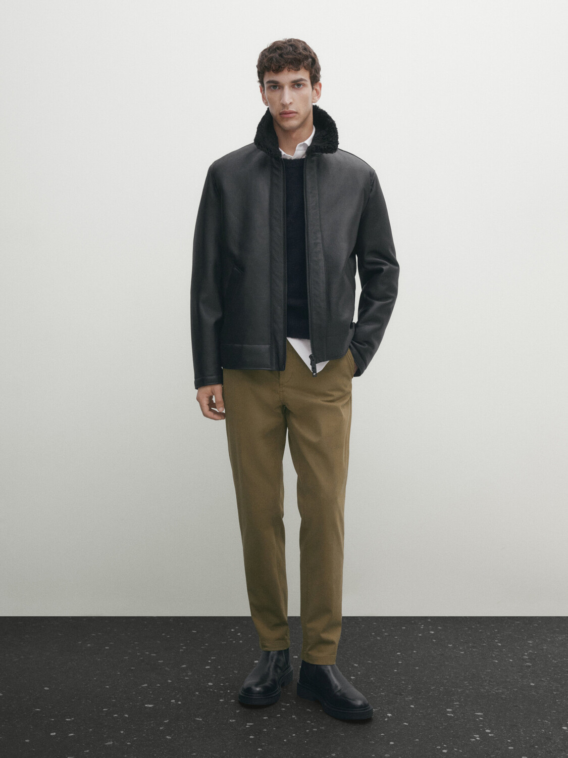 

Комфортные брюки-чиносы закруженного кроя Massimo Dutti, охра