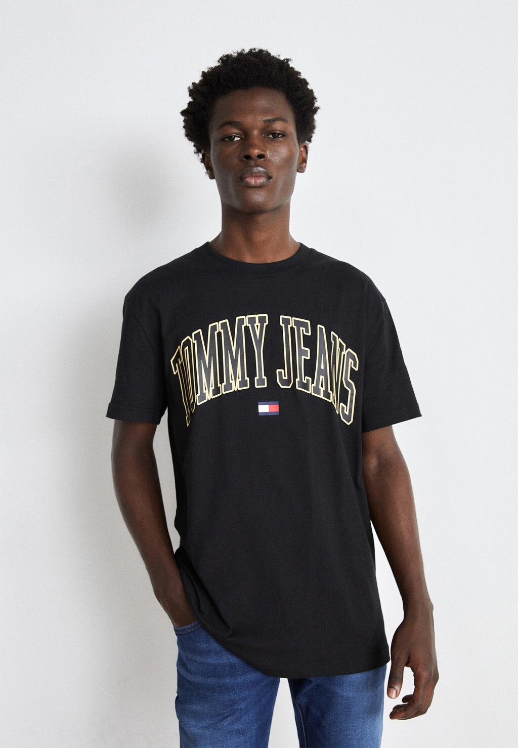 

Футболка с принтом GOLD ARCH TEE UNISEX Tommy Jeans, черная, Черный