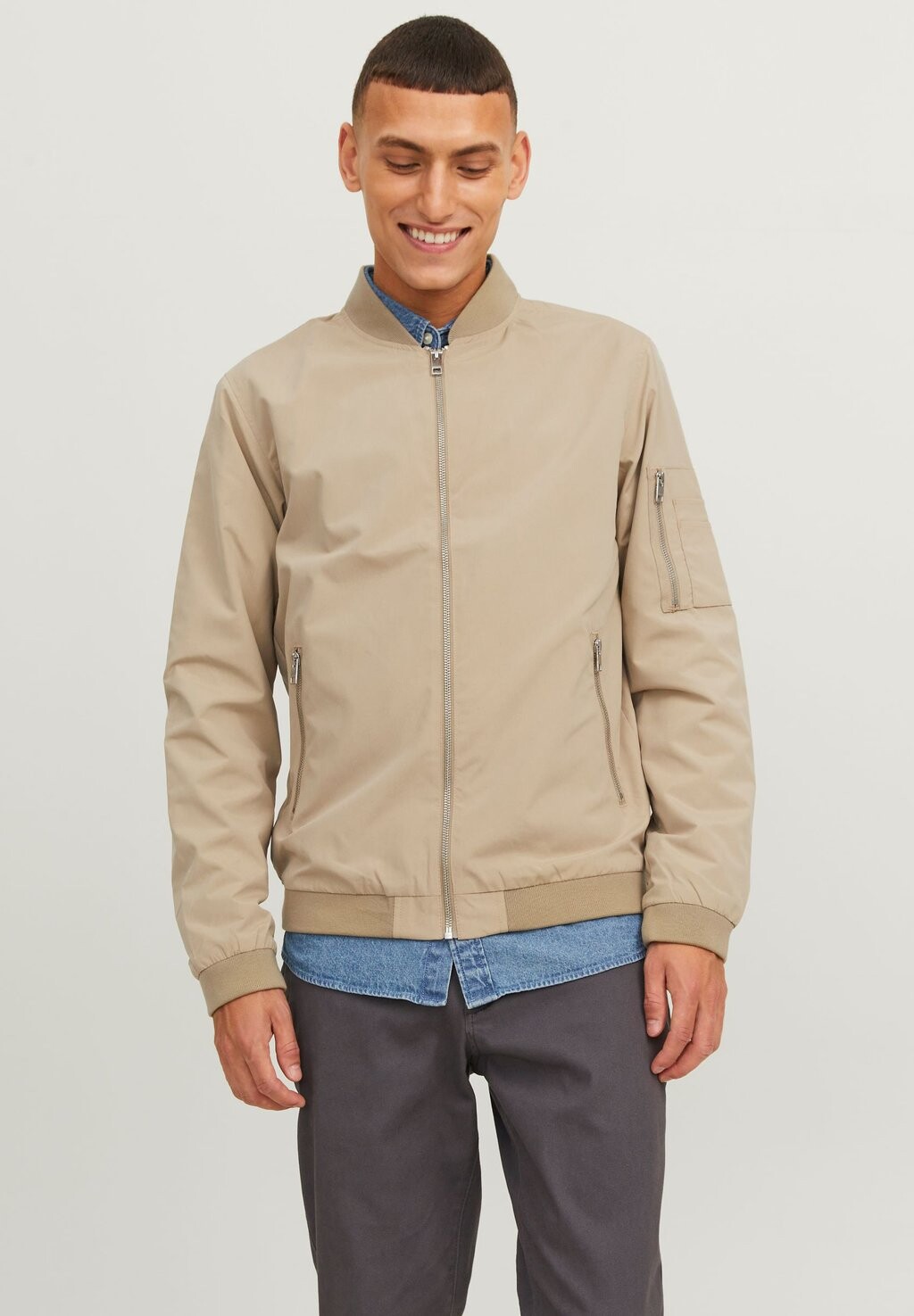 

Бомбер Jack & Jones