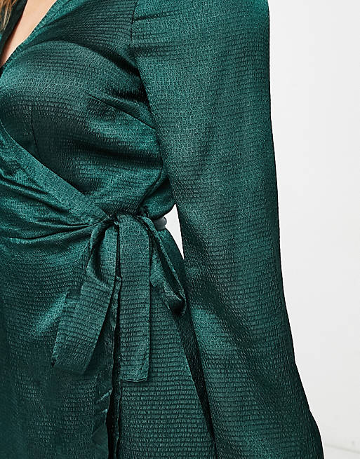 цена Зеленое атласное платье миди с запахом Vero Moda