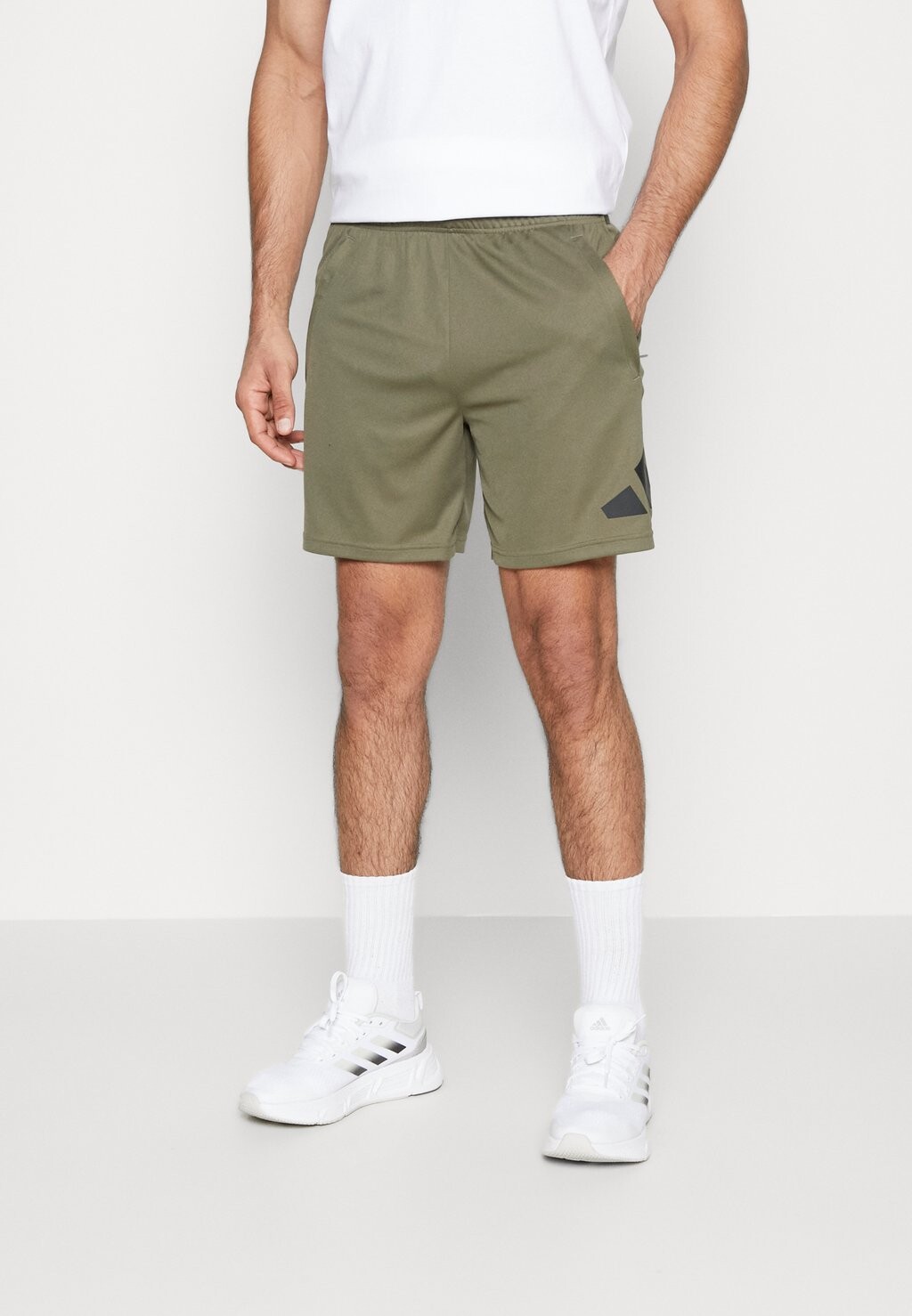 

Спортивные шорты Adidas