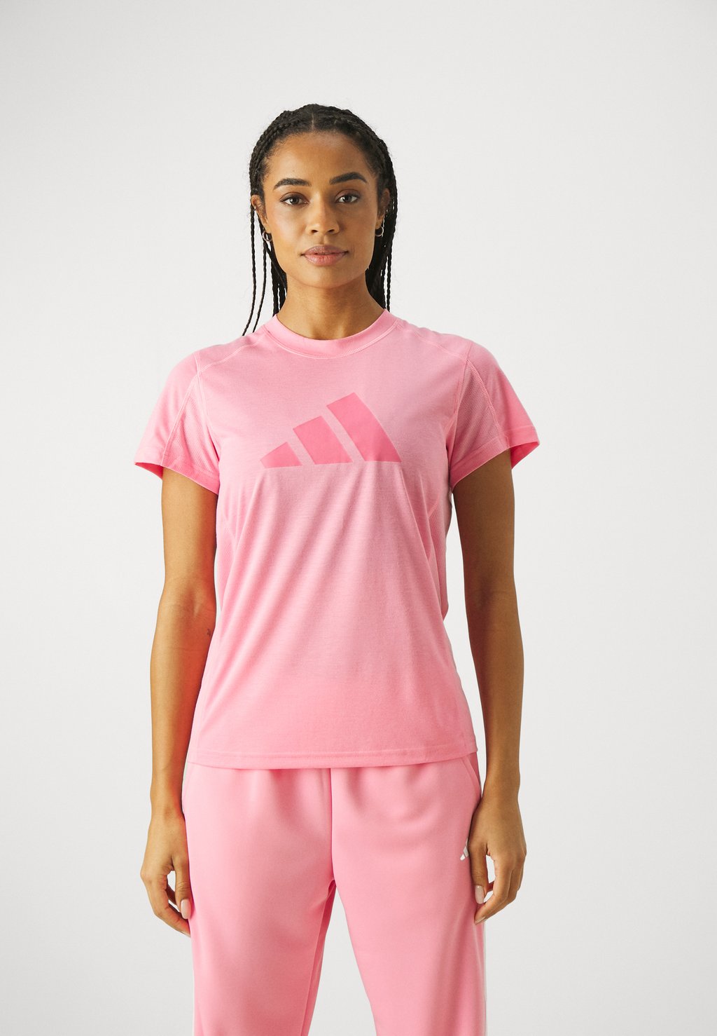 Спортивная футболка LOGO adidas Performance, цвет bliss pink/pink fusion футболка hc9184 adidas wbluvq1crot light pink s