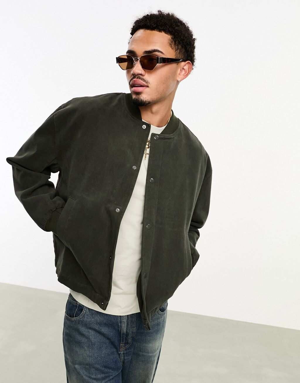 

Легкий укороченный бомбер оверсайз черного цвета ASOS DESIGN
