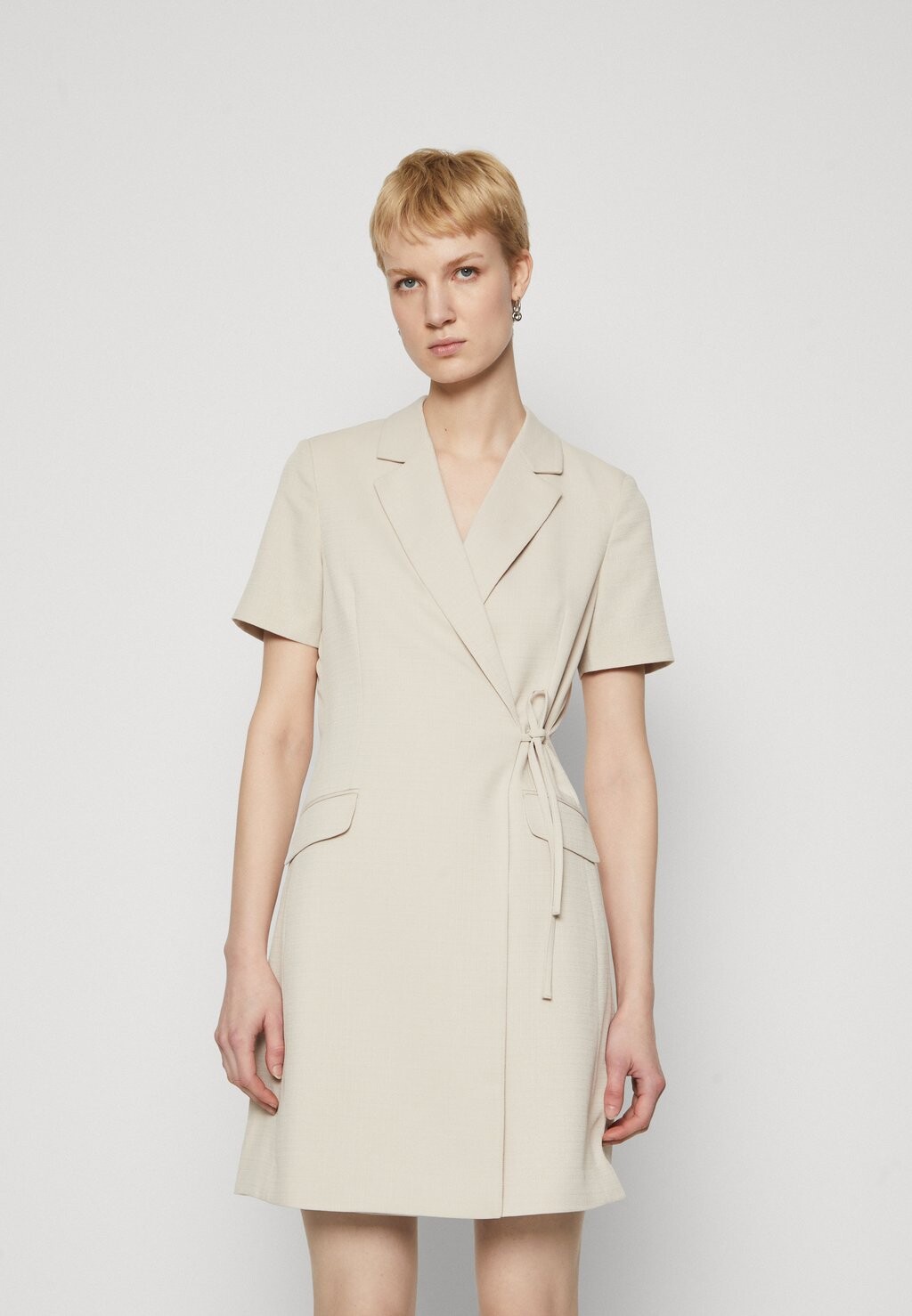 

Платье прямого кроя VMCHANDY FITTED SHORT WRAP Vero Moda, цвет silver lining