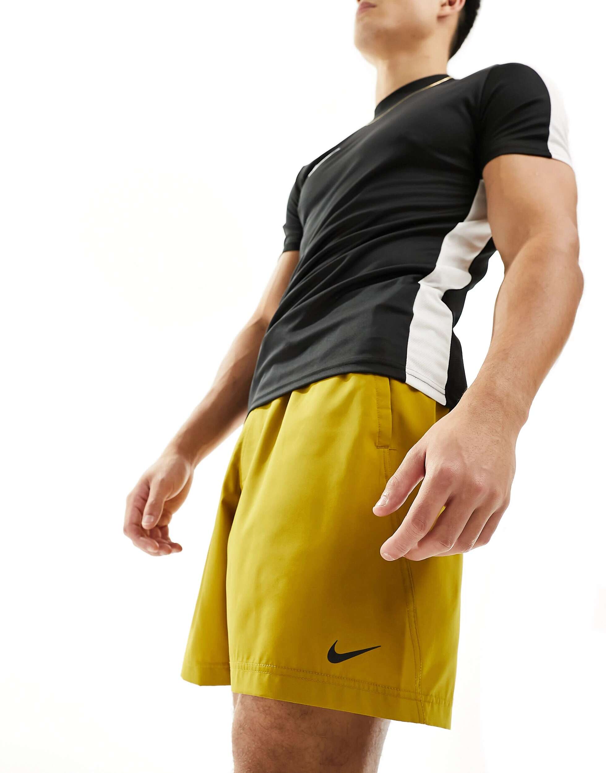 цена Коричневые шорты Nike Dri-FIT form 7 дюймов