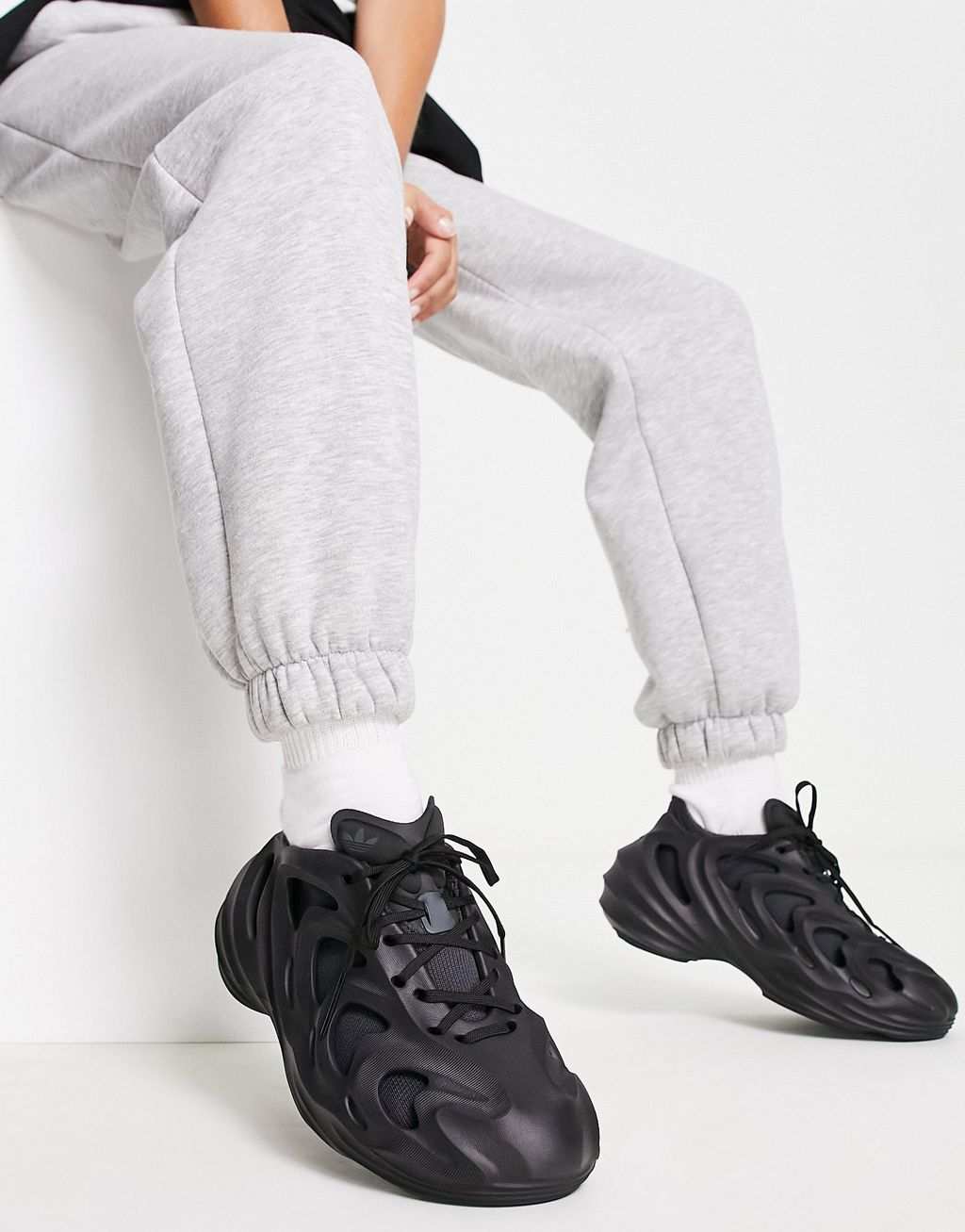 Черные кроссовки adidas Originals Fom Quake цена и фото