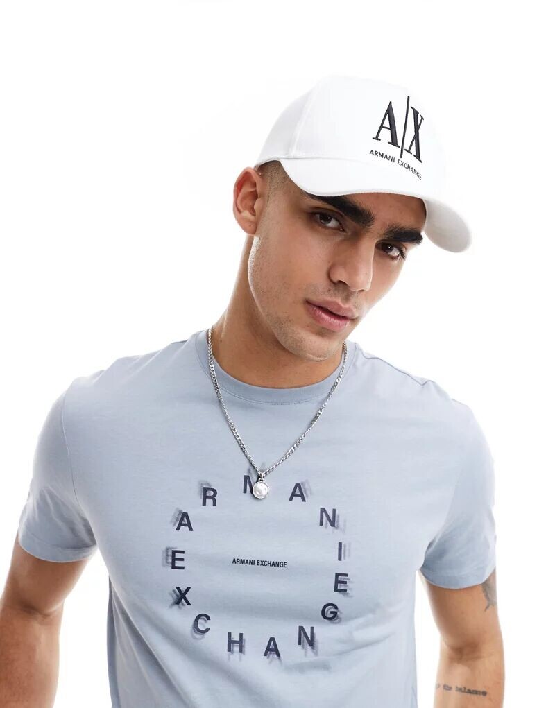 

Белая бейсболка с большим логотипом Armani Exchange