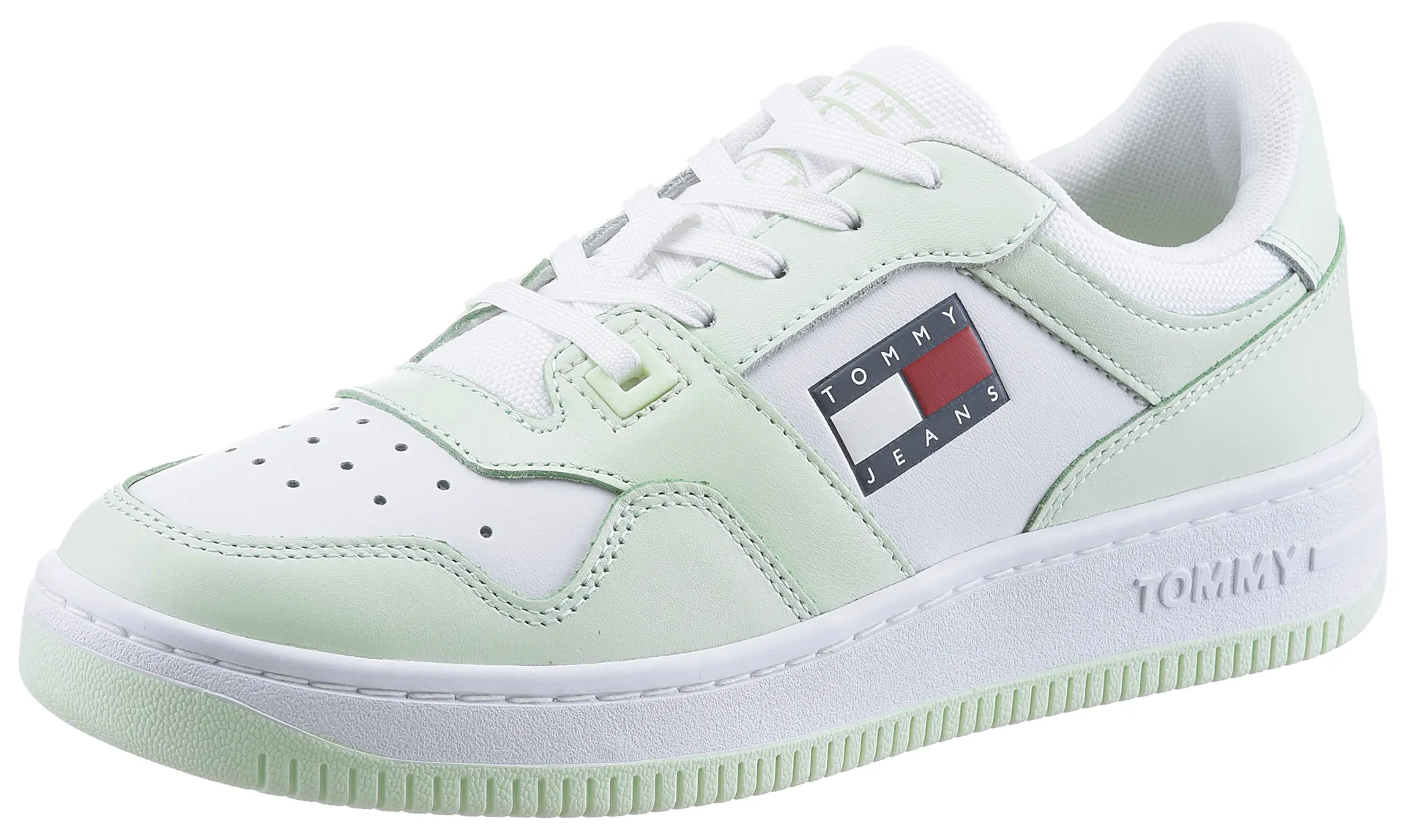 

Кроссовки на танкетке Tommy Jeans "TOMMY JEANS RETRO BASKET WMN", с флажком-логотипом сбоку, повседневная обувь, полуботинки, туфли на шнуровке, белый