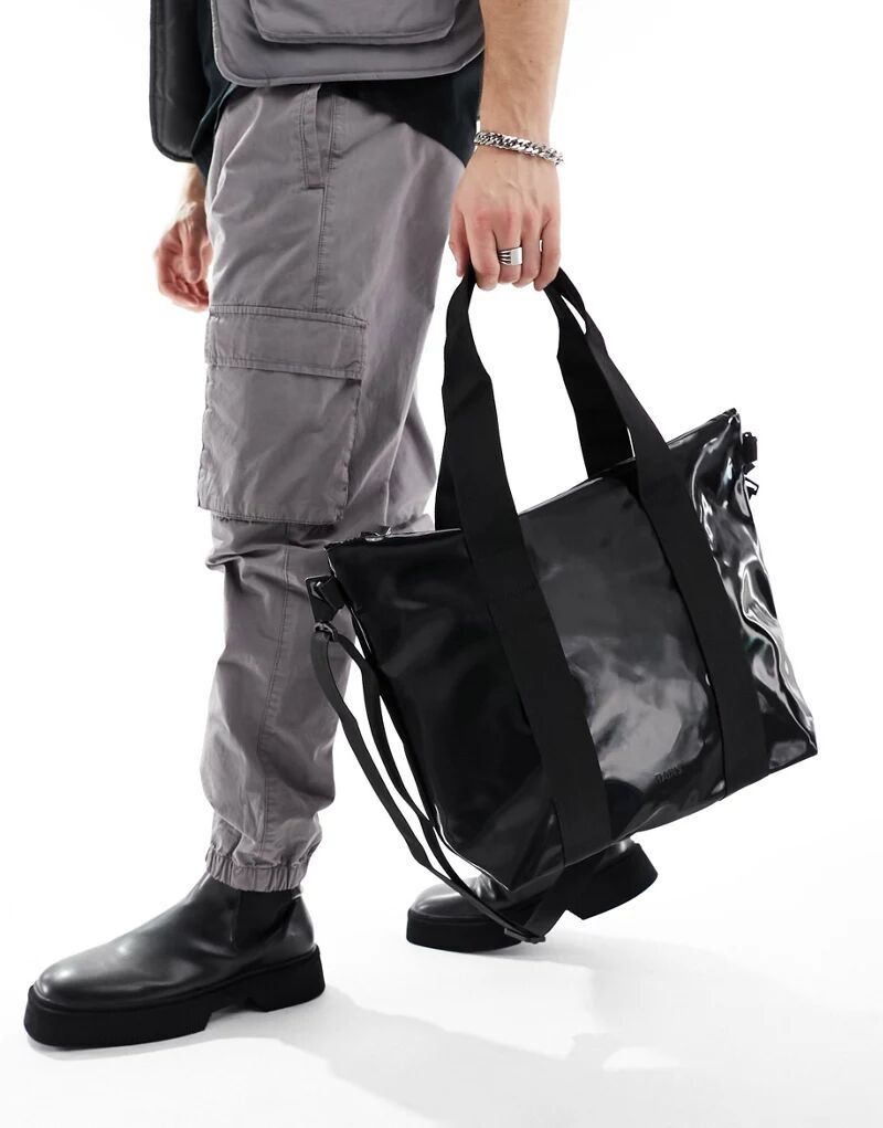Маленькая водонепроницаемая сумка-тоут Rains Tote унисекс блестящего черного цвета с ремешком через плечо
