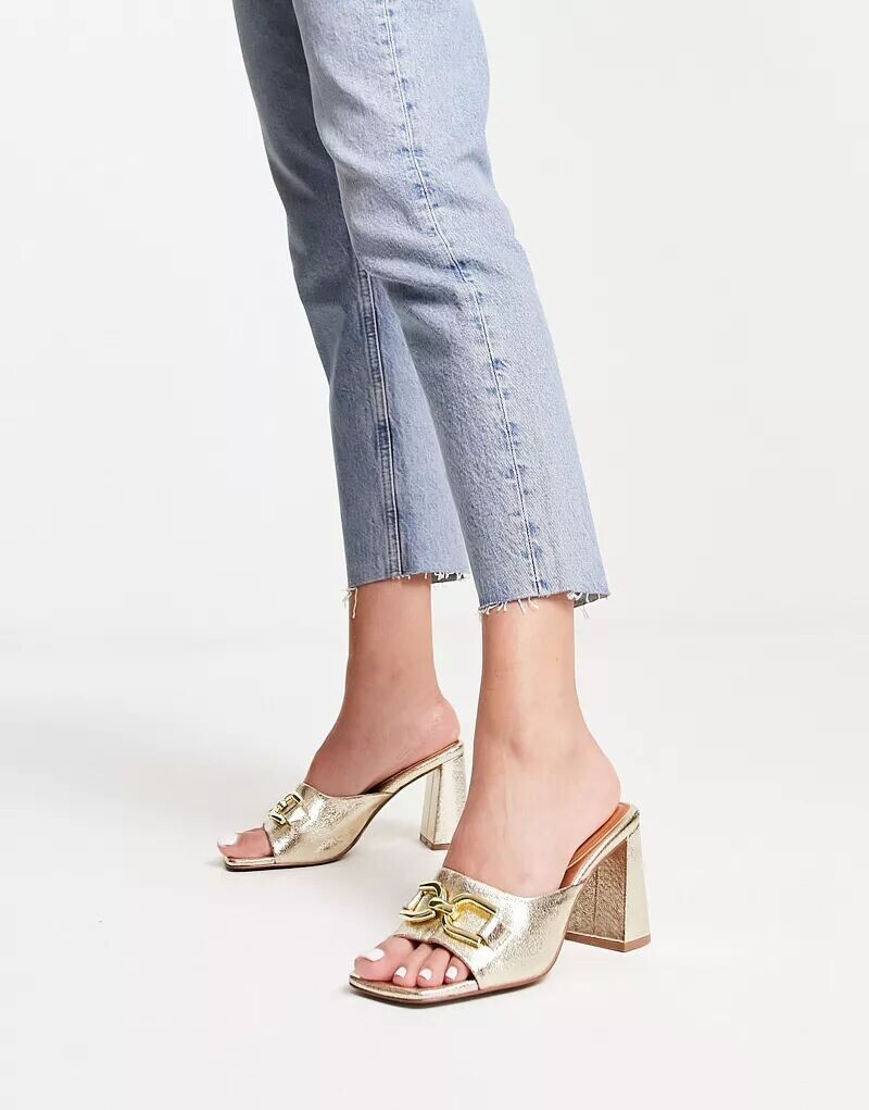 

Золотистые туфли-мюли на среднем каблуке с украшением ASOS Hush Bridle