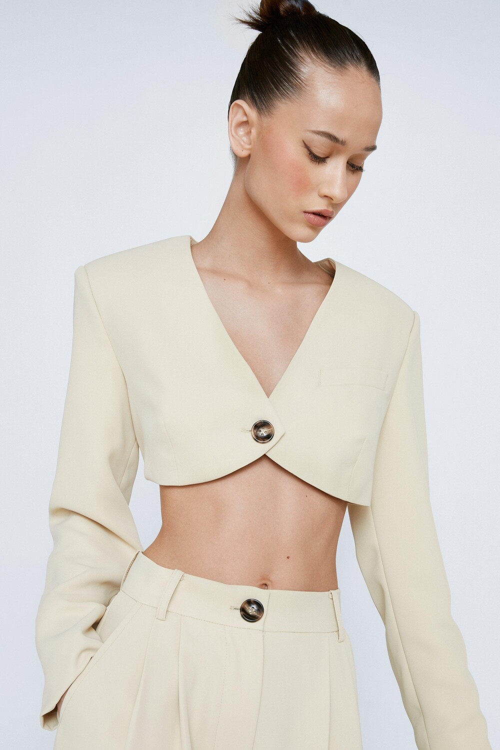 

Укороченный пиджак Petite с изогнутым подолом Nasty Gal, нейтральный