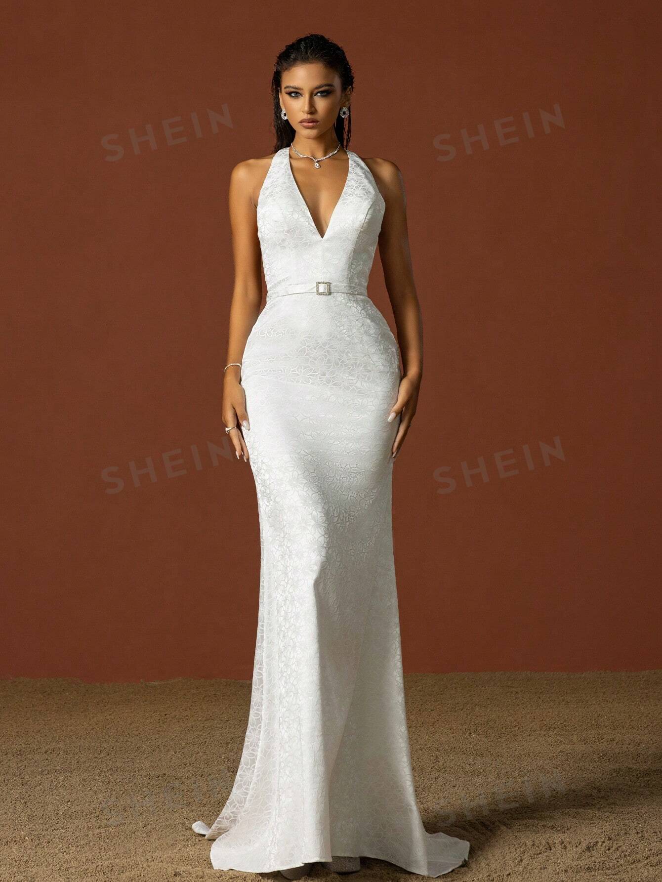 Простое легкое свадебное платье во французском стиле с V-образным вырезом и лямкой на бретельках, белый