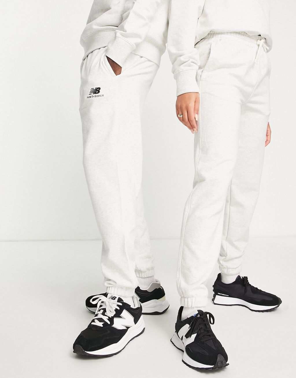 

Серые джоггеры унисекс с логотипом New Balance