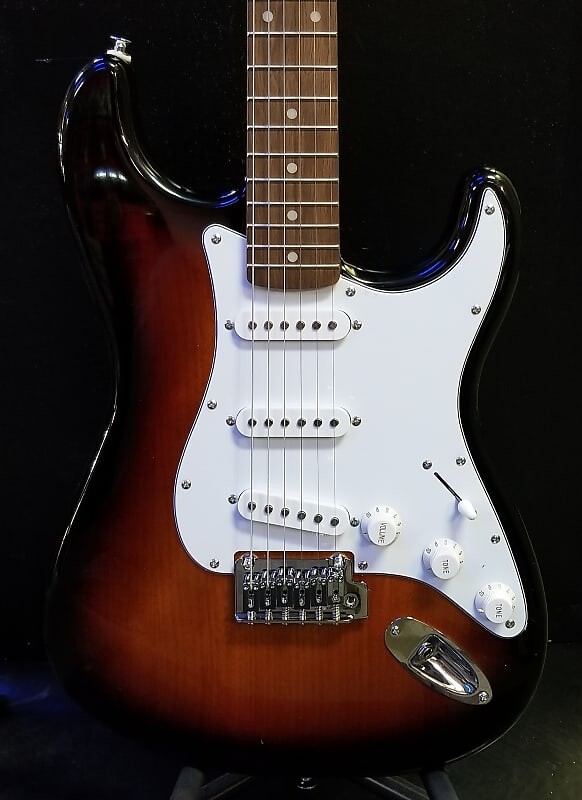 

Электрогитара Fender Squier Affinity Series Stratocaster Indian Laurel Fretboard 3-Tone Sunburst - FREE Set up