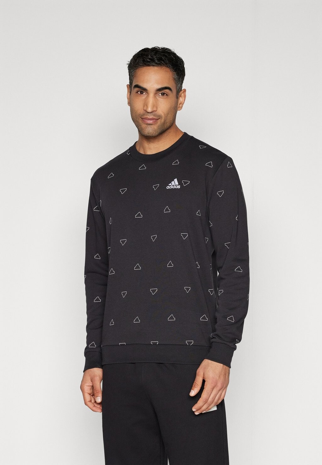 

Толстовка Seasonal Essentials Monogram Graphic Crew adidas Sportswear, черный