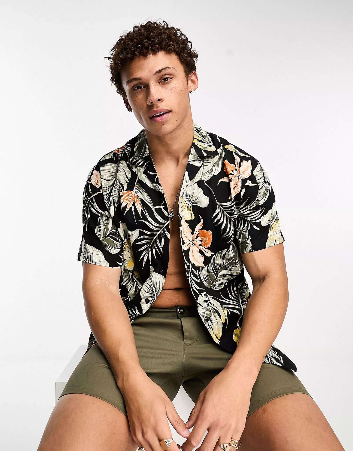 

Черная рубашка с короткими рукавами и принтом Jack & Jones