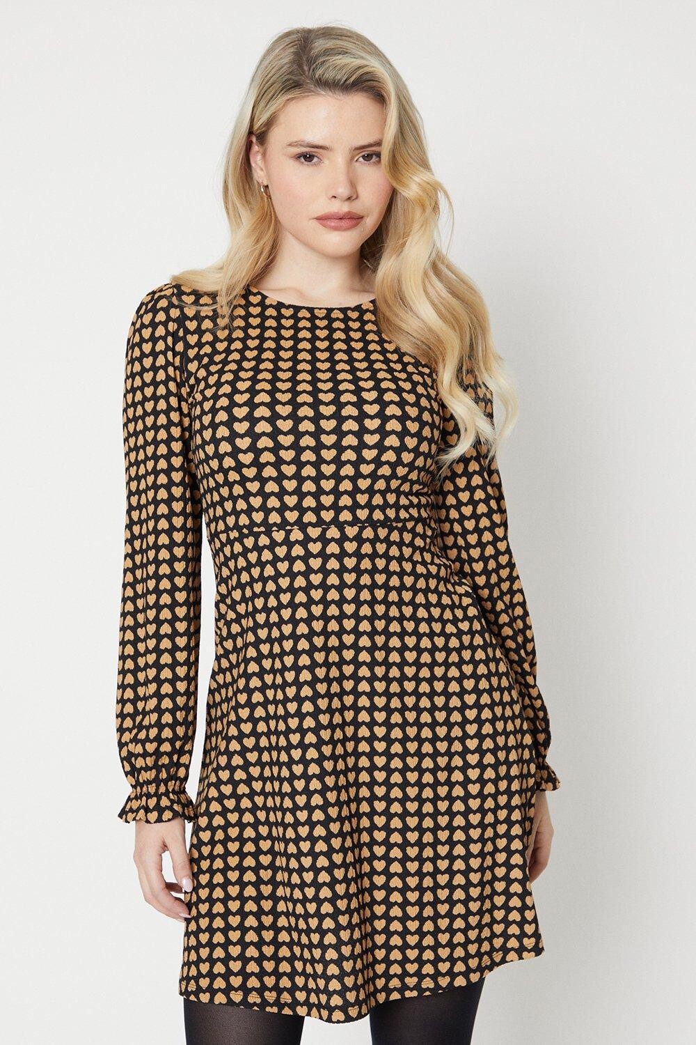 

Мини-платье верблюжьего цвета с сердечками Dorothy Perkins, бежевый