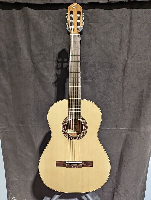 

Акустическая гитара Ortega R210 Traditional Spruce/Mahogany Nylon 6-String Guitar w/ Deluxe Gig Bag